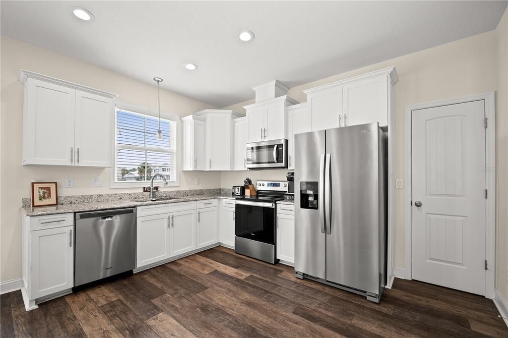 For Sale: $699,900 (5 beds, 3 baths, 2540 Square Feet)