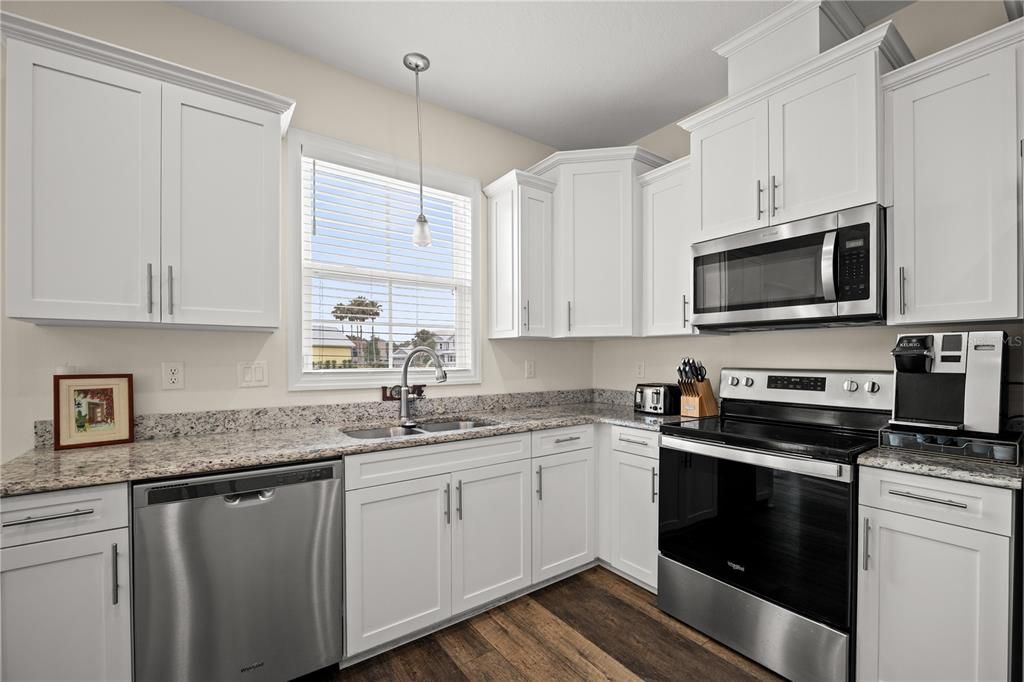 For Sale: $699,900 (5 beds, 3 baths, 2540 Square Feet)