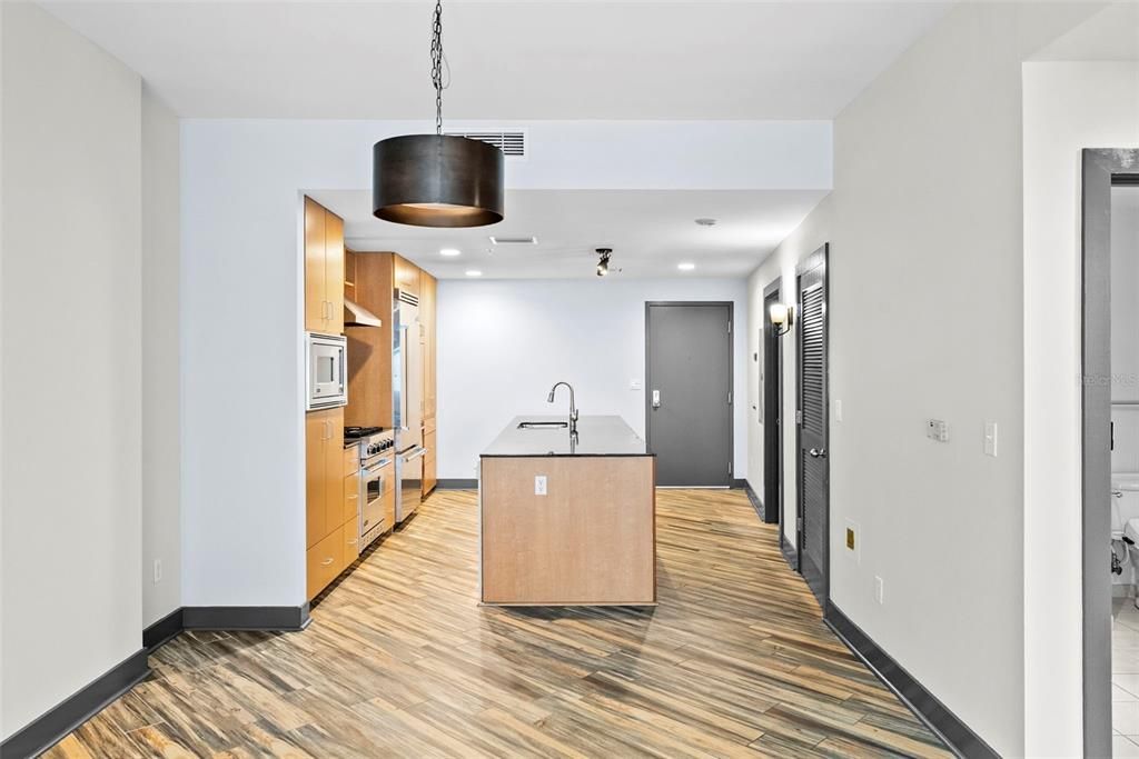 For Sale: $349,000 (2 beds, 1 baths, 1050 Square Feet)