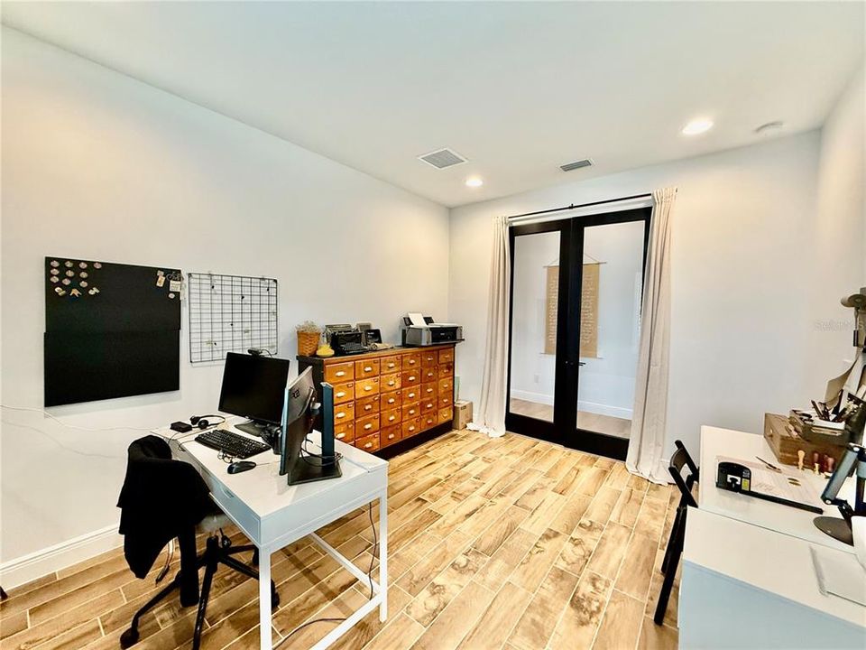 For Rent: $2,800 (3 beds, 2 baths, 2106 Square Feet)