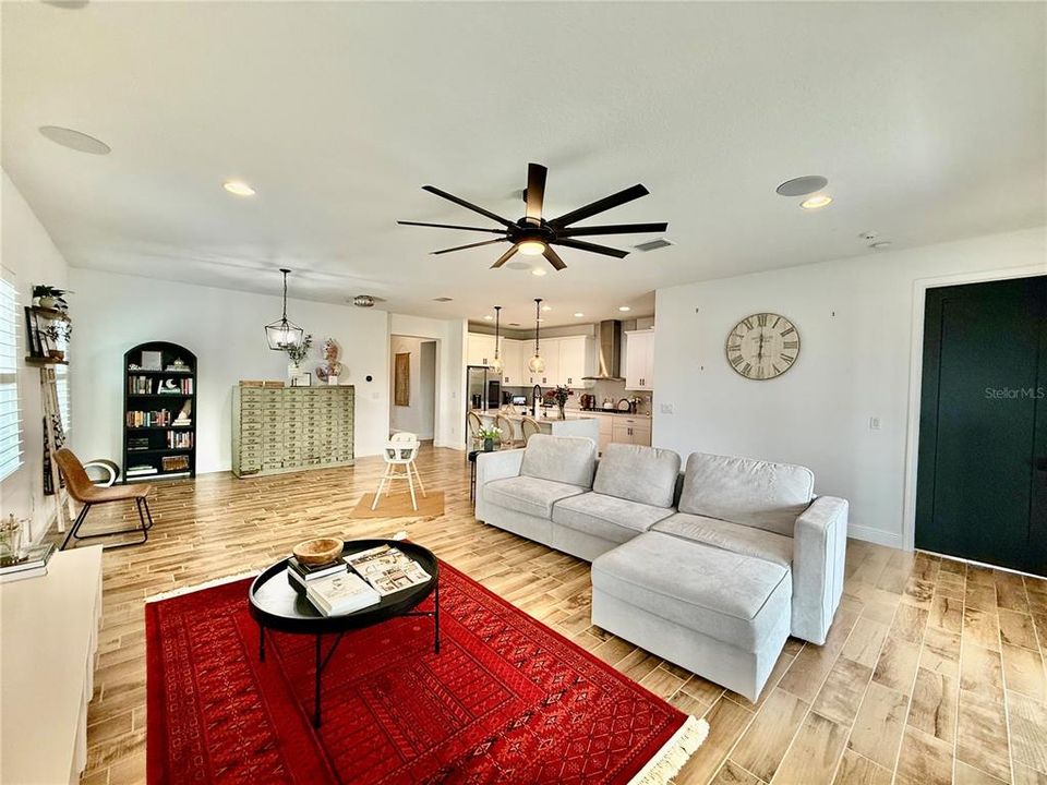 For Rent: $2,800 (3 beds, 2 baths, 2106 Square Feet)