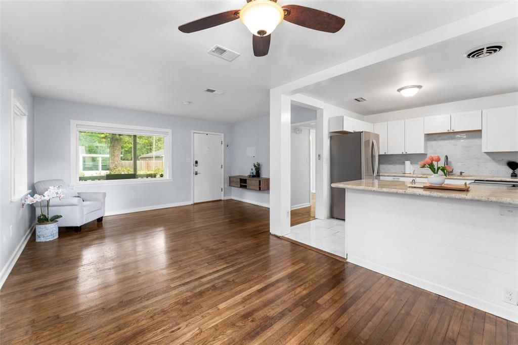 For Sale: $220,000 (3 beds, 1 baths, 990 Square Feet)