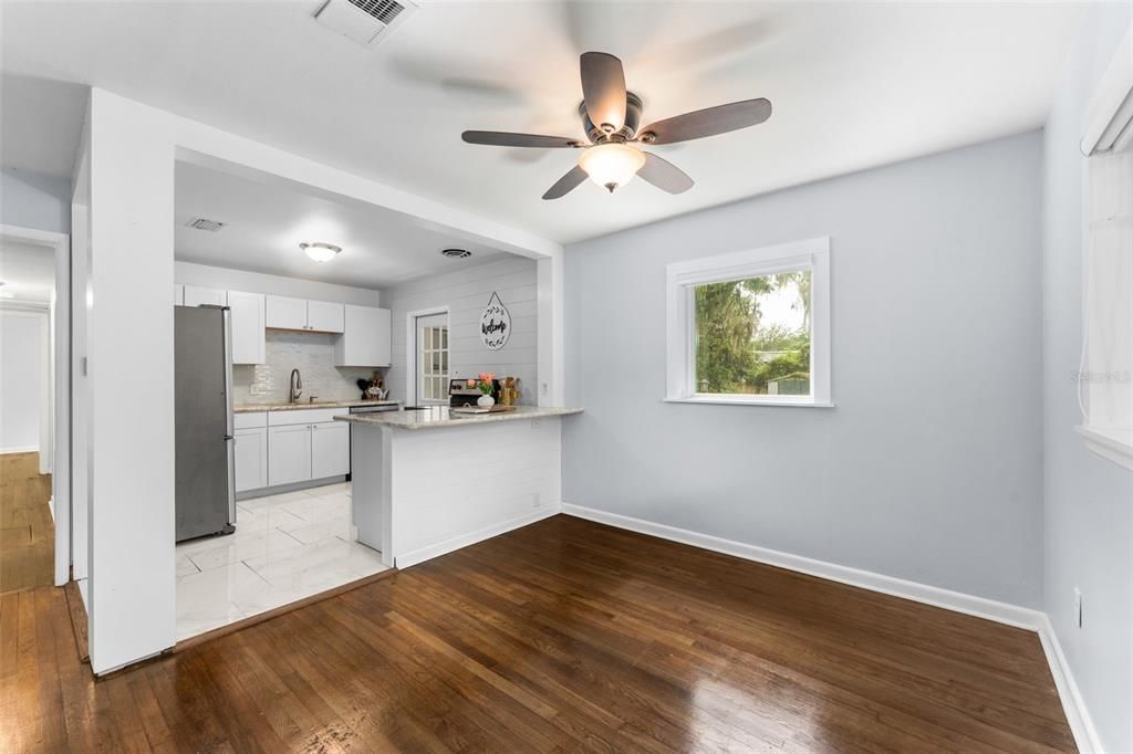 For Sale: $220,000 (3 beds, 1 baths, 990 Square Feet)