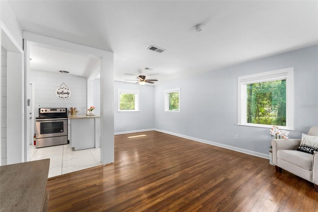 For Sale: $220,000 (3 beds, 1 baths, 990 Square Feet)