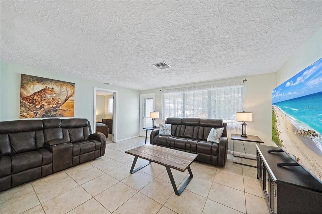 For Sale: $360,000 (3 beds, 2 baths, 1194 Square Feet)