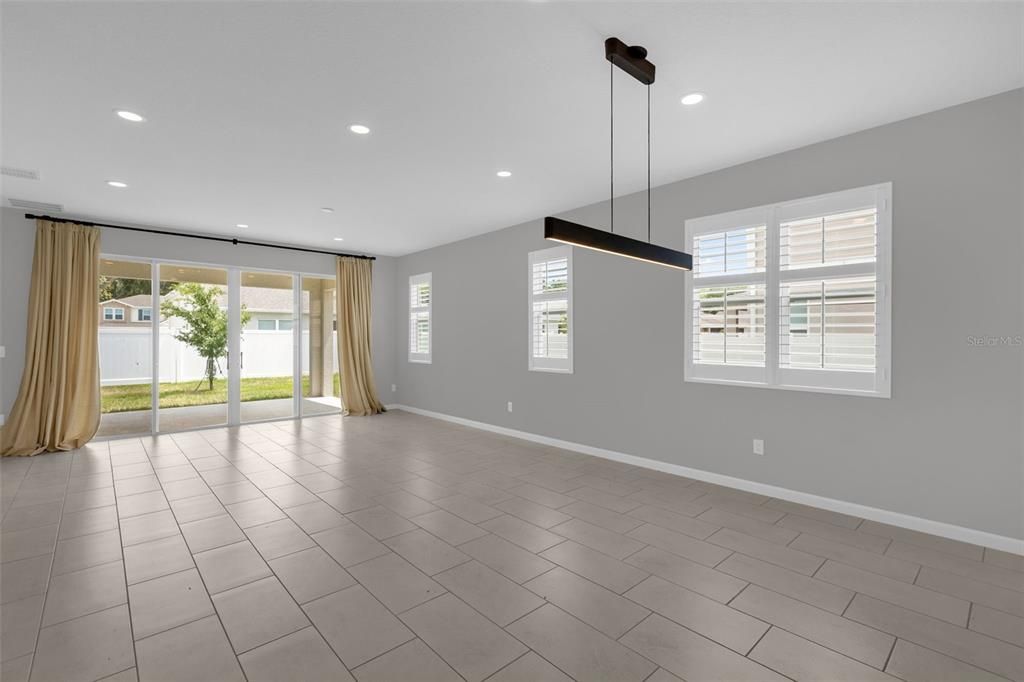 En Venta: $365,000 (4 camas, 2 baños, 1811 Pies cuadrados)