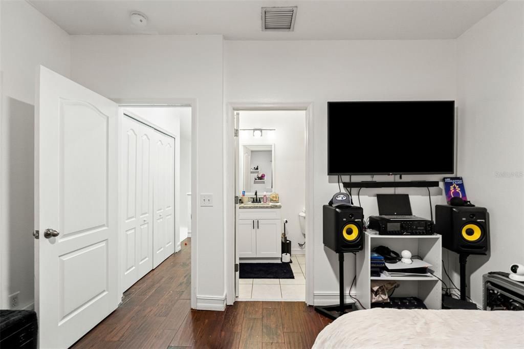 For Sale: $264,500 (2 beds, 2 baths, 1337 Square Feet)