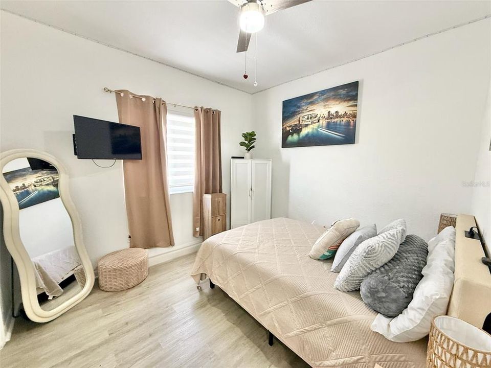 For Sale: $139,999 (2 beds, 2 baths, 812 Square Feet)
