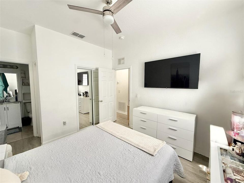 For Sale: $139,999 (2 beds, 2 baths, 812 Square Feet)