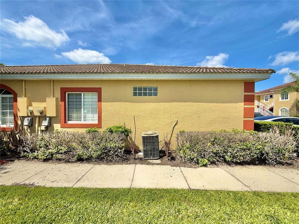 For Sale: $139,999 (2 beds, 2 baths, 812 Square Feet)