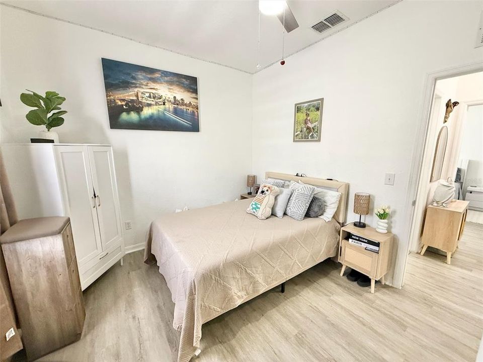 For Sale: $139,999 (2 beds, 2 baths, 812 Square Feet)