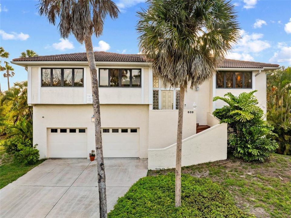 For Sale: $2,800,000 (4 beds, 3 baths, 2760 Square Feet)