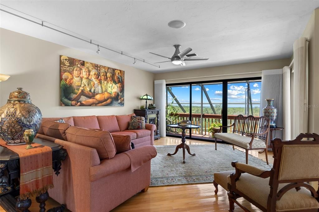 For Sale: $2,800,000 (4 beds, 3 baths, 2760 Square Feet)