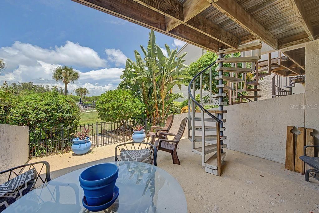 For Sale: $700,000 (3 beds, 2 baths, 1989 Square Feet)