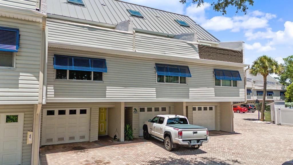 For Sale: $700,000 (3 beds, 2 baths, 1989 Square Feet)