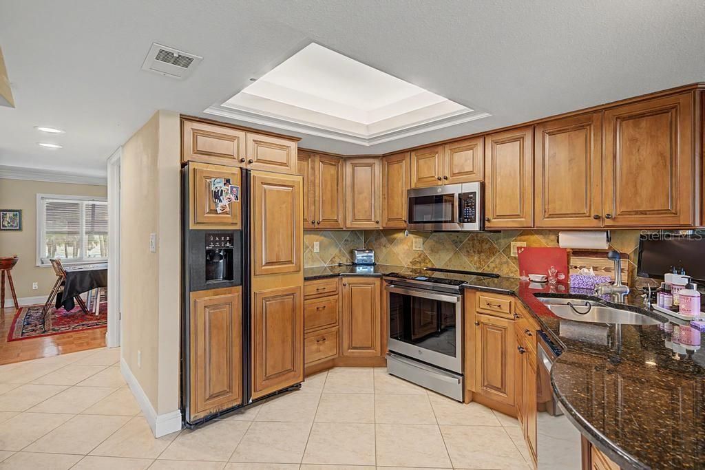 For Sale: $700,000 (3 beds, 2 baths, 1989 Square Feet)