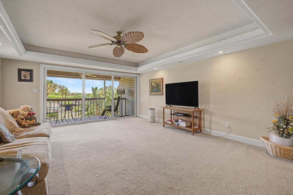 For Sale: $700,000 (3 beds, 2 baths, 1989 Square Feet)
