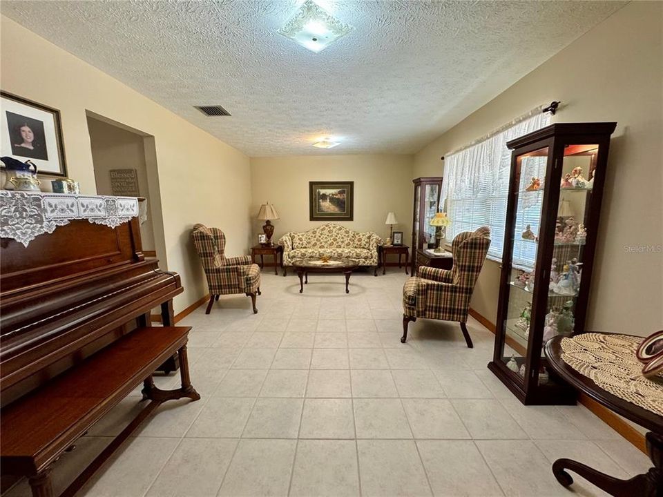 For Sale: $339,900 (3 beds, 2 baths, 1708 Square Feet)