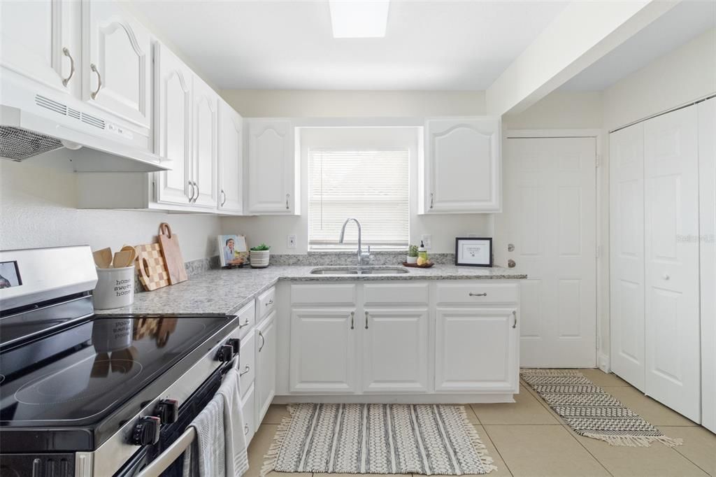 For Sale: $260,000 (3 beds, 1 baths, 864 Square Feet)