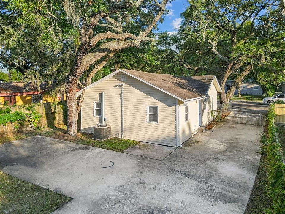 For Sale: $260,000 (3 beds, 1 baths, 864 Square Feet)