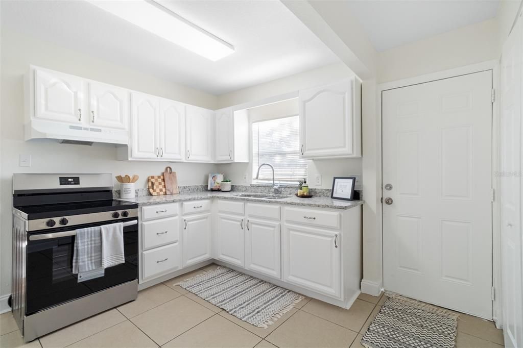 For Sale: $260,000 (3 beds, 1 baths, 864 Square Feet)