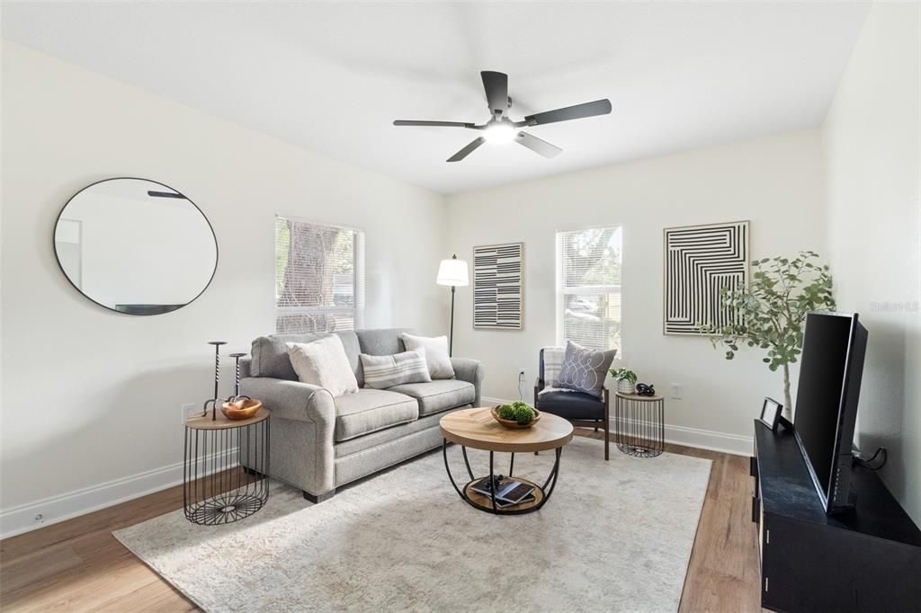 For Sale: $260,000 (3 beds, 1 baths, 864 Square Feet)