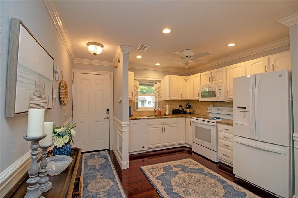 For Rent: $1,950 (2 beds, 2 baths, 840 Square Feet)