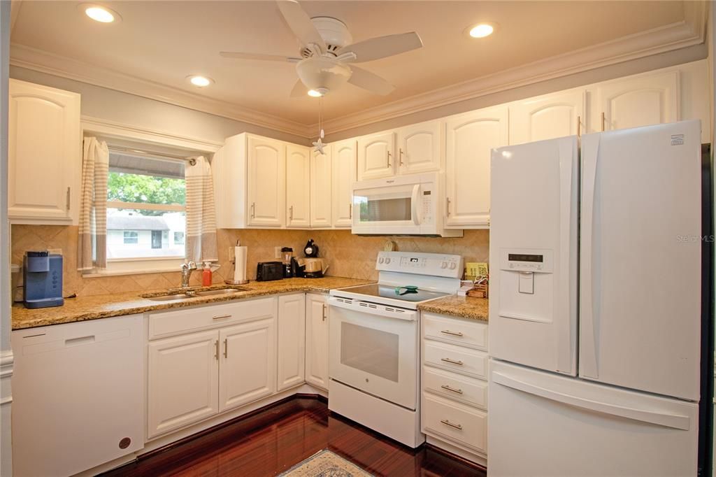 For Rent: $1,950 (2 beds, 2 baths, 840 Square Feet)