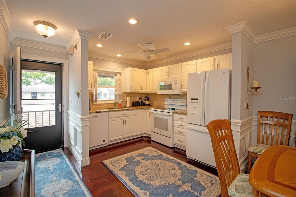 For Rent: $1,950 (2 beds, 2 baths, 840 Square Feet)