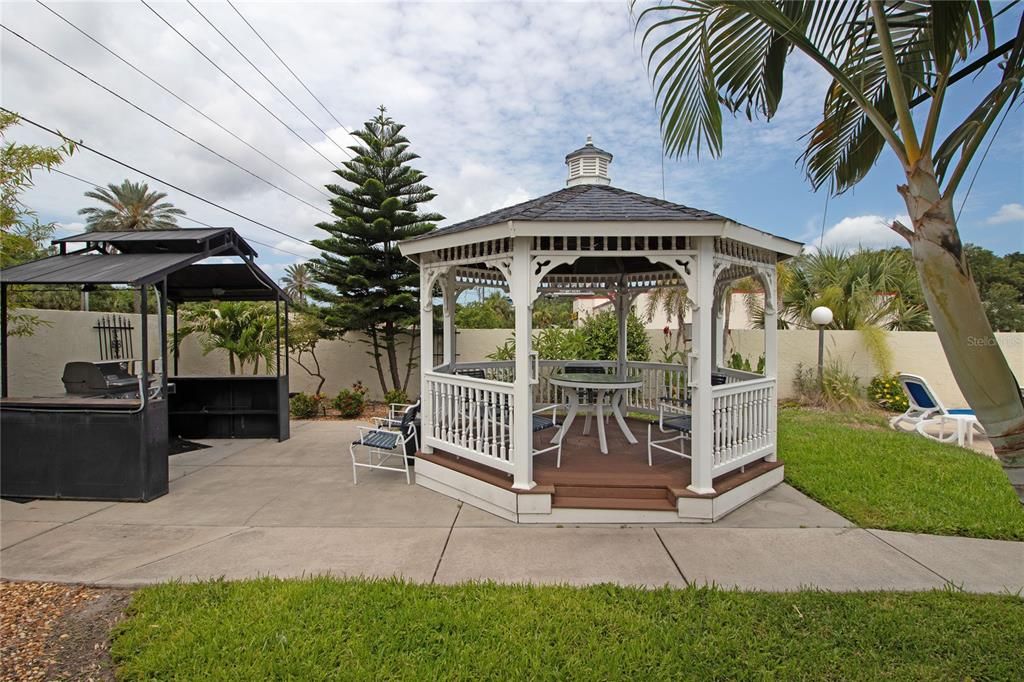 For Rent: $1,950 (2 beds, 2 baths, 840 Square Feet)