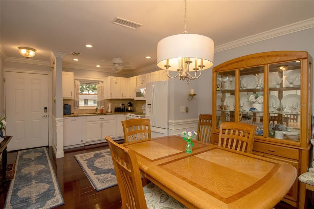 For Rent: $1,950 (2 beds, 2 baths, 840 Square Feet)