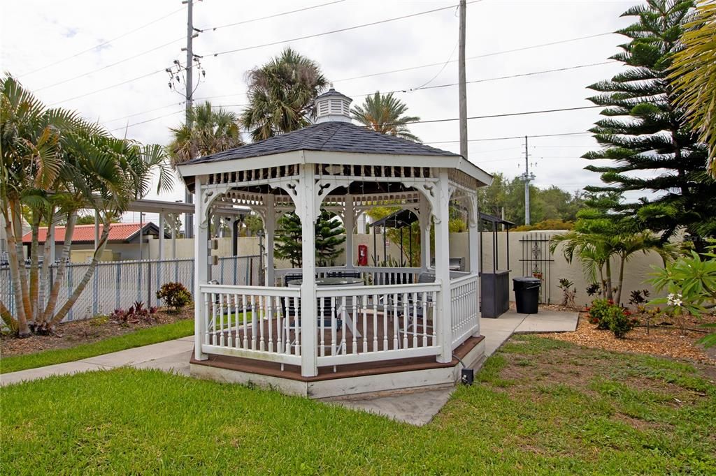 For Rent: $1,950 (2 beds, 2 baths, 840 Square Feet)