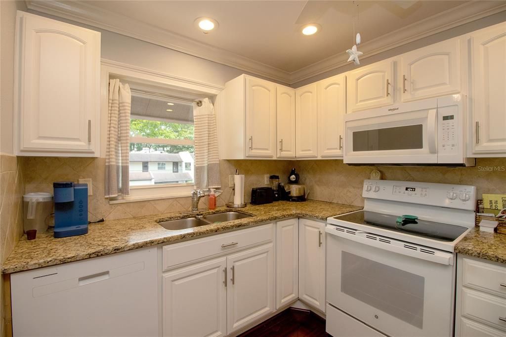 For Rent: $1,950 (2 beds, 2 baths, 840 Square Feet)