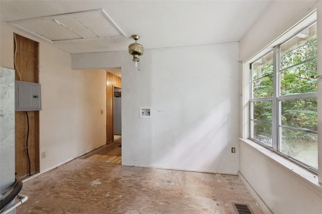 For Sale: $225,000 (2 beds, 1 baths, 1176 Square Feet)