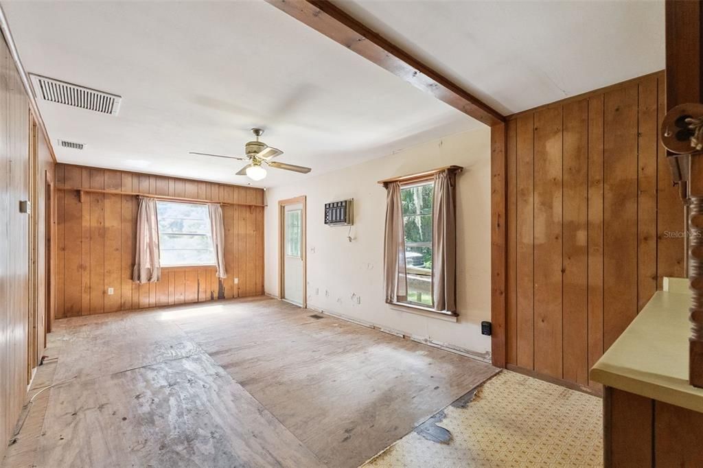 For Sale: $225,000 (2 beds, 1 baths, 1176 Square Feet)