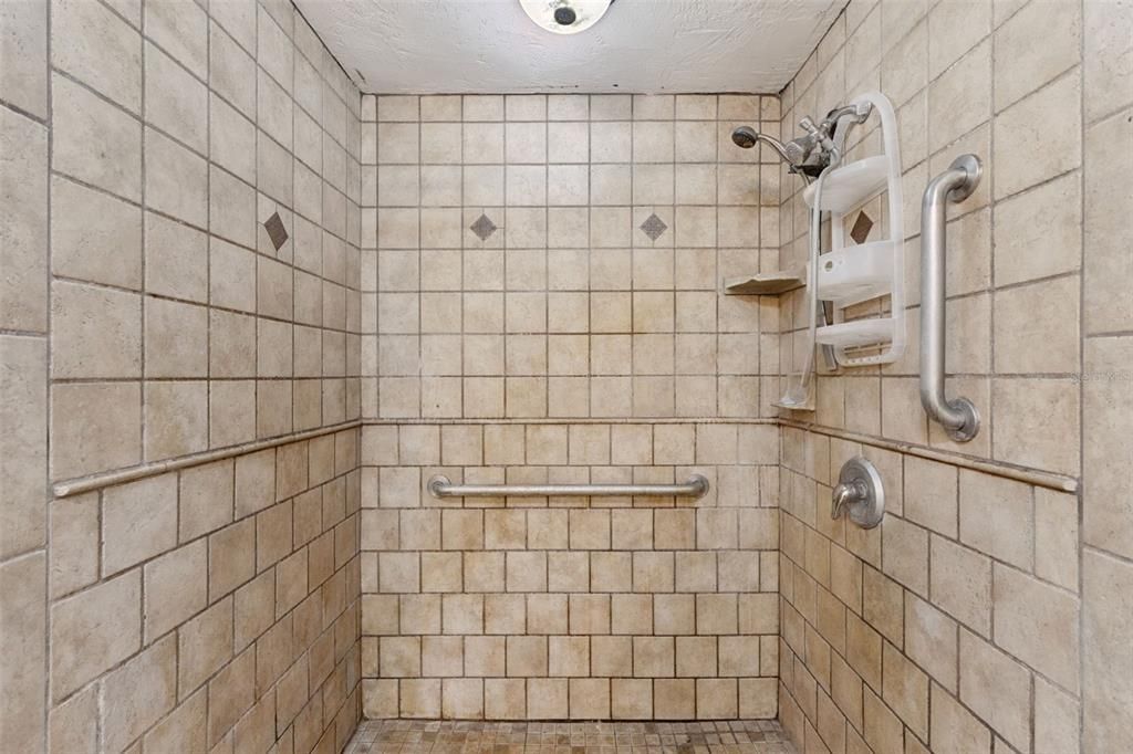 For Sale: $225,000 (2 beds, 1 baths, 1176 Square Feet)