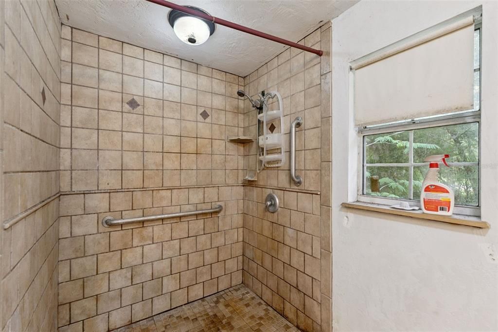 For Sale: $225,000 (2 beds, 1 baths, 1176 Square Feet)