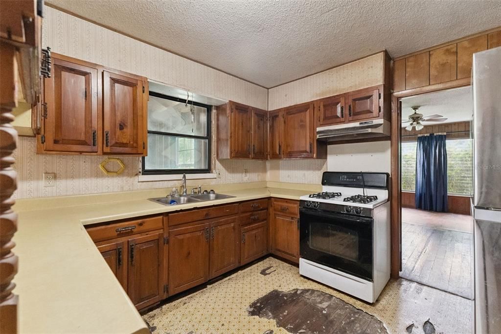 For Sale: $225,000 (2 beds, 1 baths, 1176 Square Feet)
