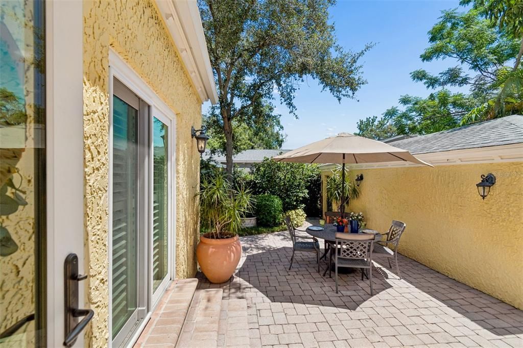 For Sale: $899,900 (3 beds, 2 baths, 1717 Square Feet)