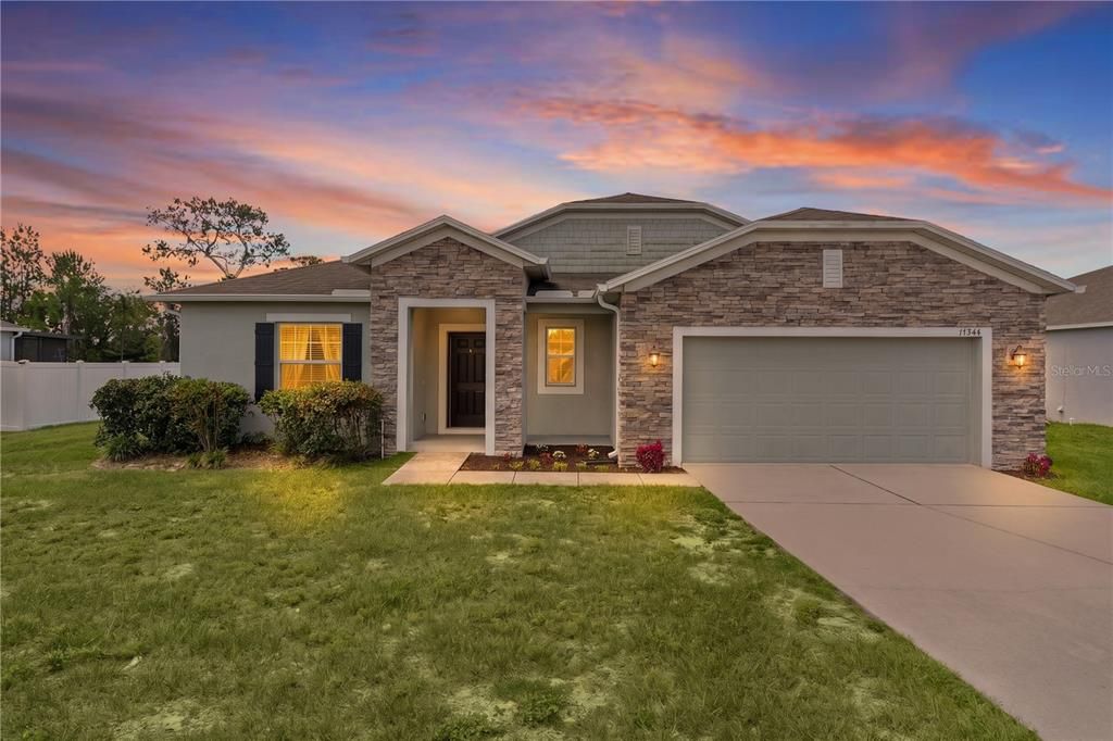Active With Contract: $334,900 (3 beds, 2 baths, 1876 Square Feet)