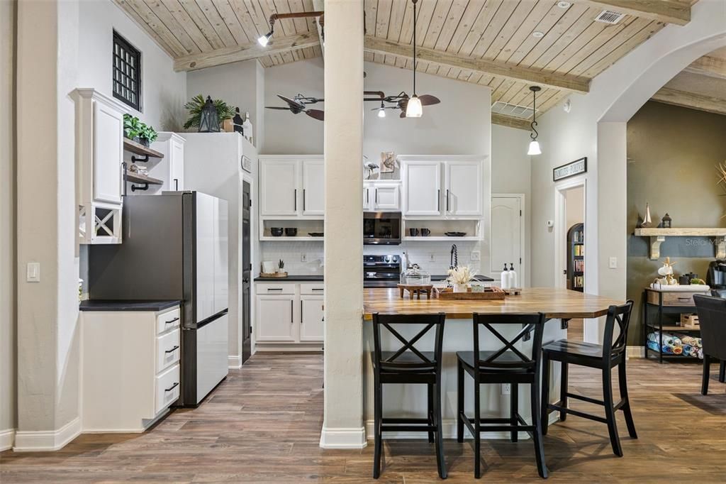 For Sale: $549,000 (3 beds, 2 baths, 1914 Square Feet)