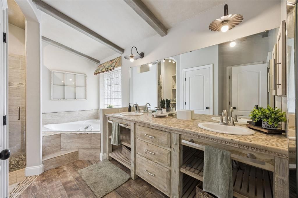 For Sale: $549,000 (3 beds, 2 baths, 1914 Square Feet)
