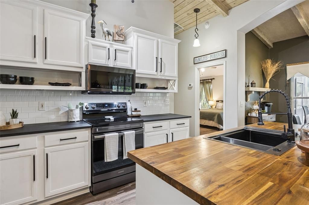 For Sale: $549,000 (3 beds, 2 baths, 1914 Square Feet)