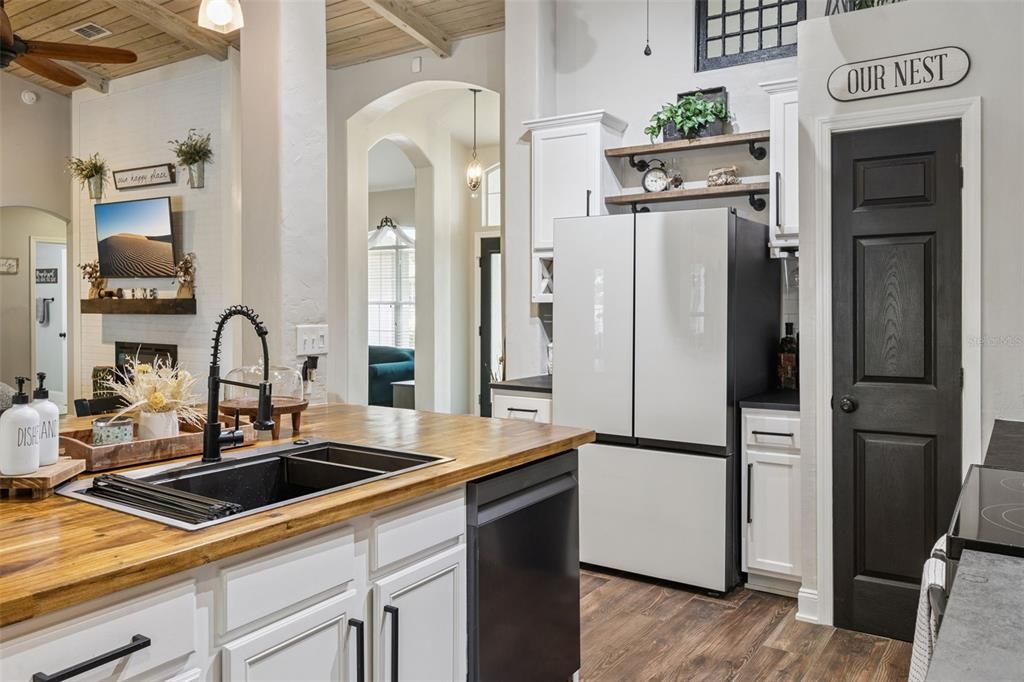 For Sale: $549,000 (3 beds, 2 baths, 1914 Square Feet)