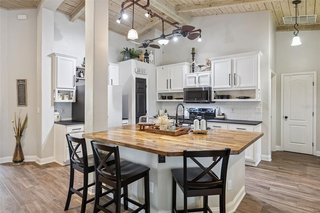 For Sale: $549,000 (3 beds, 2 baths, 1914 Square Feet)
