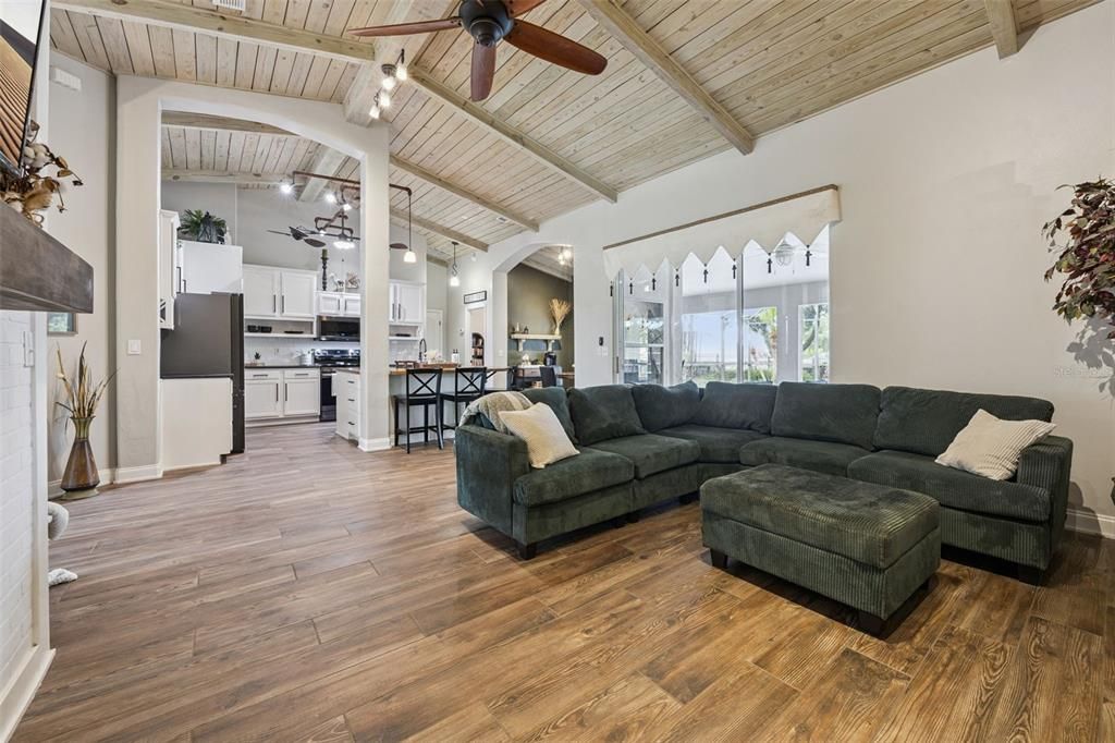 For Sale: $549,000 (3 beds, 2 baths, 1914 Square Feet)