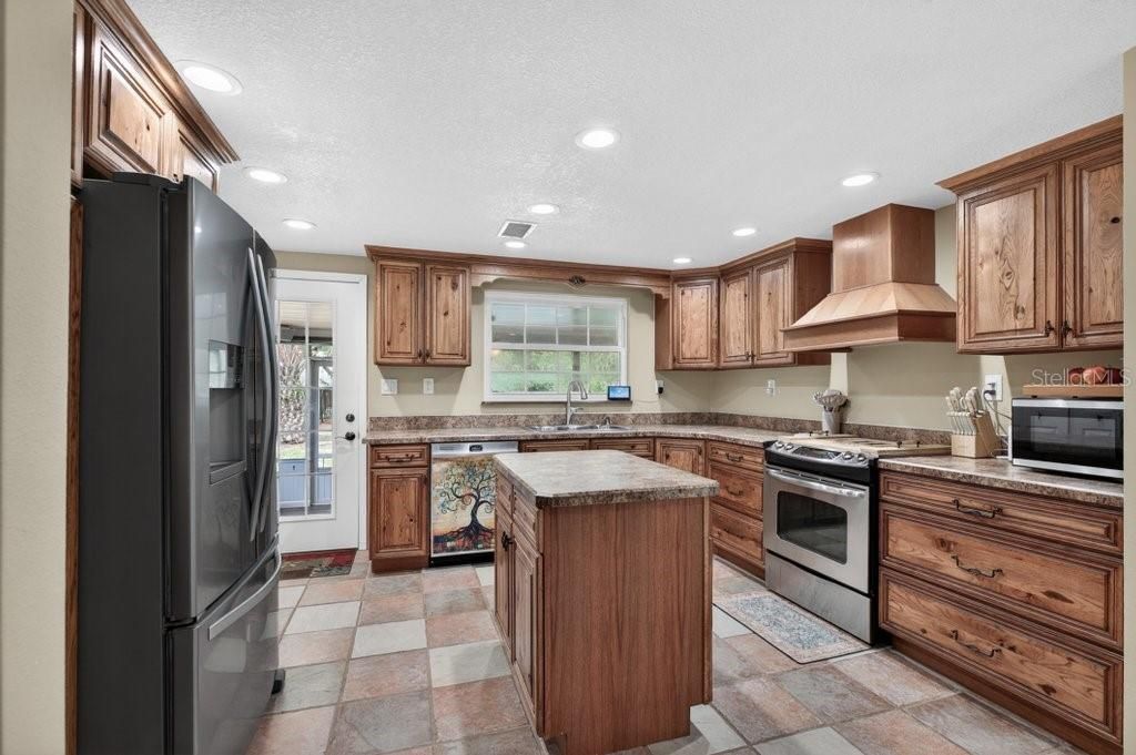 For Sale: $393,500 (3 beds, 2 baths, 1692 Square Feet)