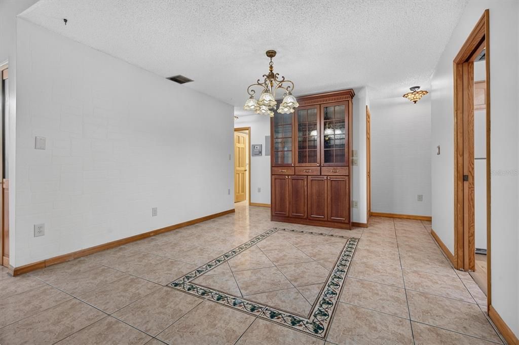 Activo con contrato: $269,000 (3 camas, 2 baños, 1817 Pies cuadrados)