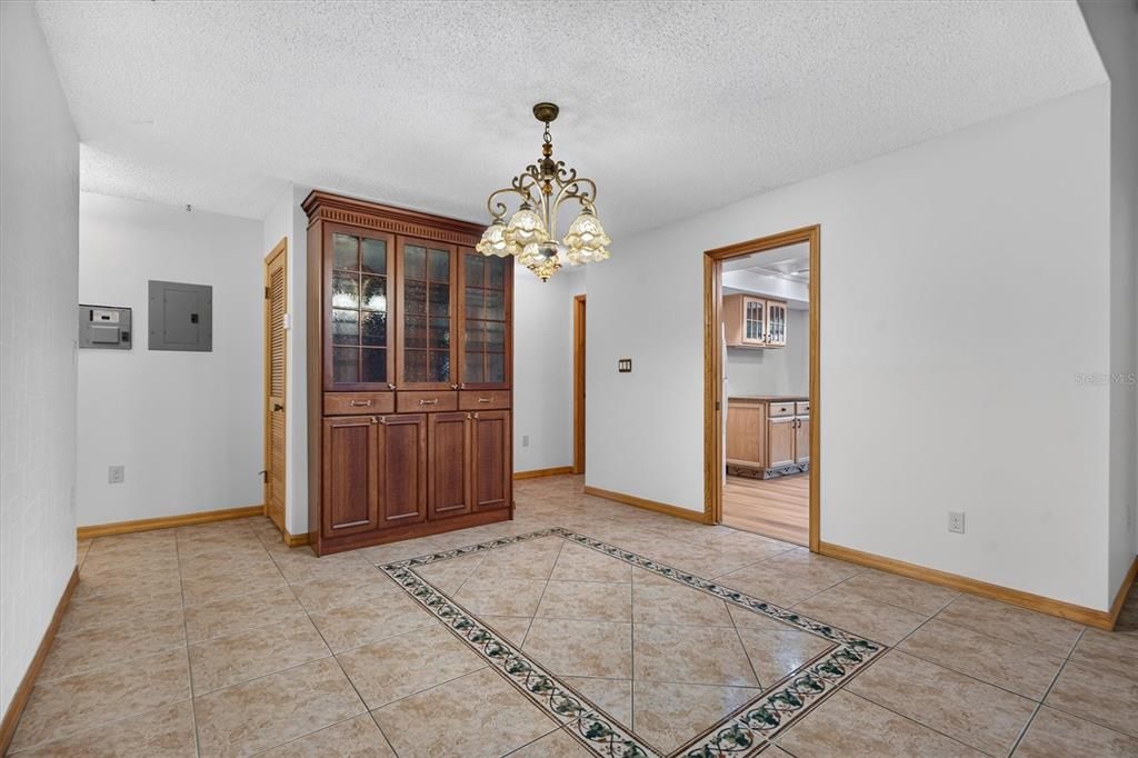 Activo con contrato: $269,000 (3 camas, 2 baños, 1817 Pies cuadrados)