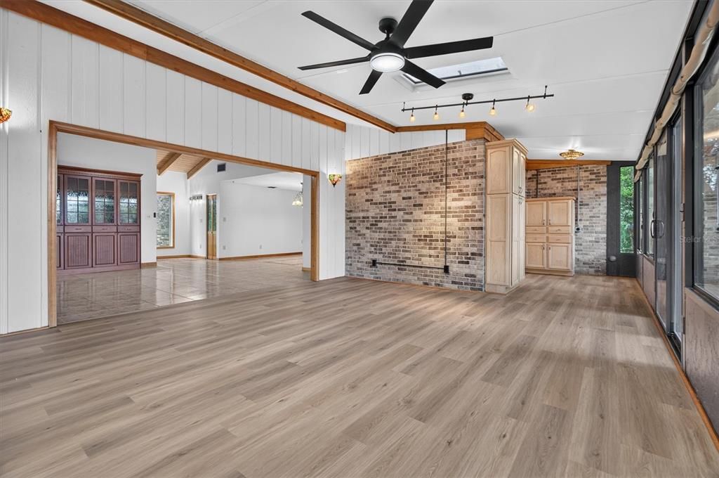Activo con contrato: $269,000 (3 camas, 2 baños, 1817 Pies cuadrados)